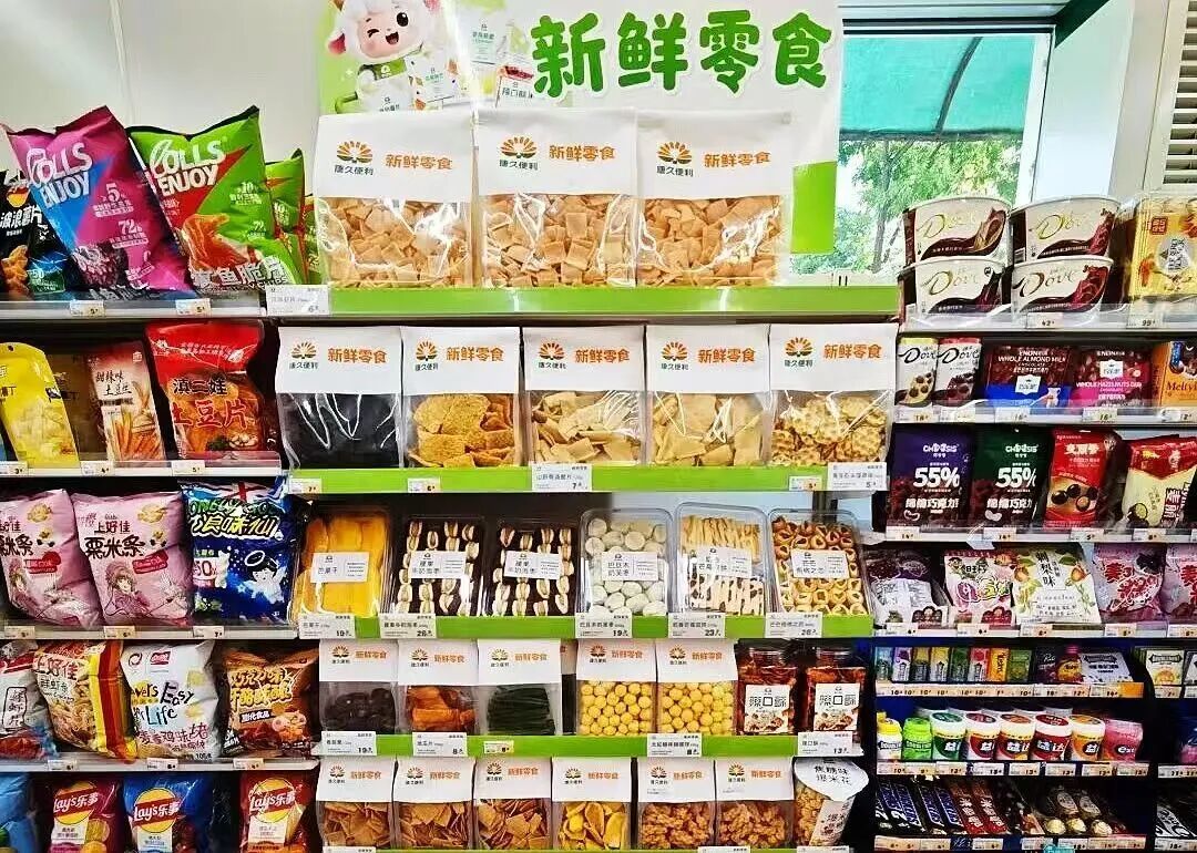 万人开车去河南工厂买出厂价零食，新鲜零食店结账却轻松破百元：“新鲜”没有统一标准，付钱前先看这3层