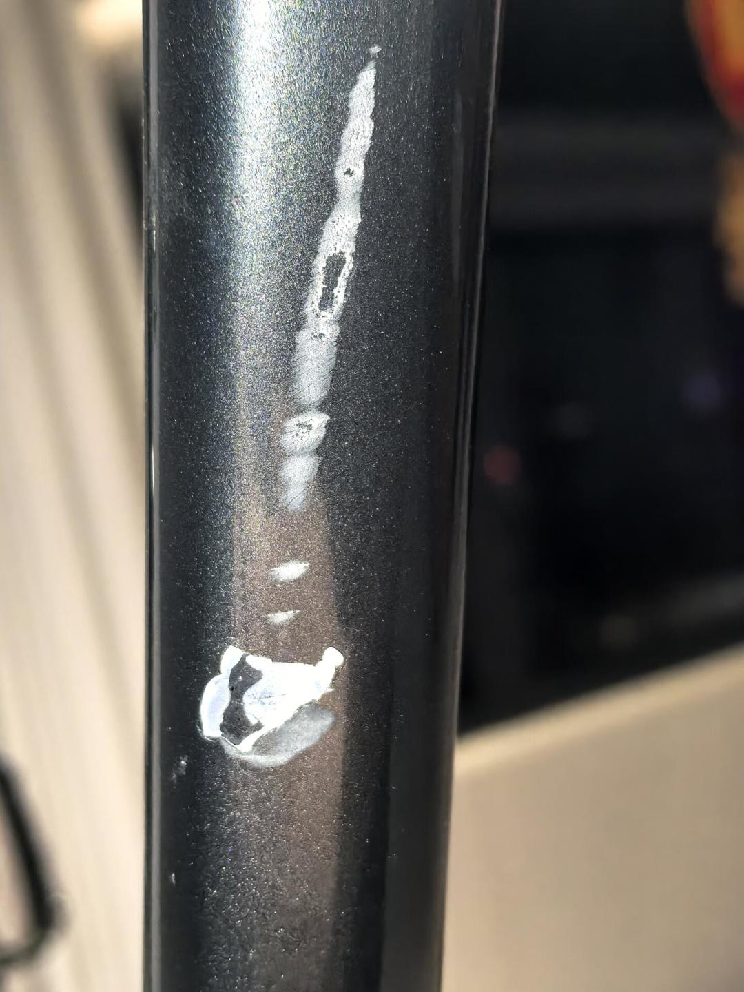 碳架磕了一下就报废?我们翻了全网几十个摔车案例和修车铺视频,把