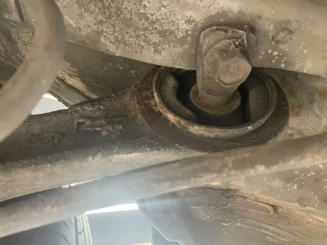 换胶套几百块，换总成上千：老车底盘响，先把这笔“橡胶账”算明白再花钱