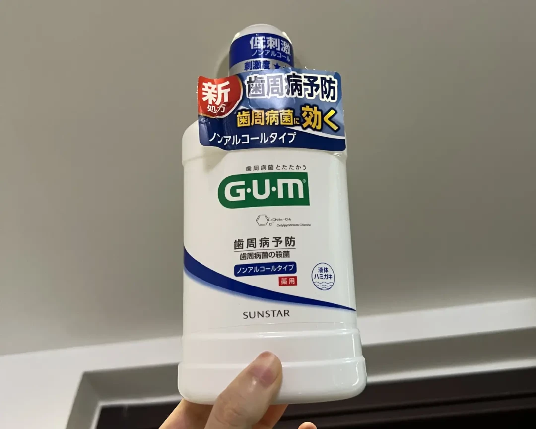 漱口水，有人30秒辣到口腔黏膜脱皮，有人说“只用它”：我对照几十篇种草帖和配料表理清了，五派成分该买哪种、哪两种真别天天用