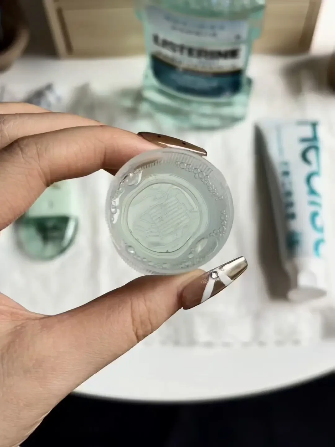 漱口水，有人30秒辣到口腔黏膜脱皮，有人说“只用它”：我对照几十篇种草帖和配料表理清了，五派成分该买哪种、哪两种真别天天用
