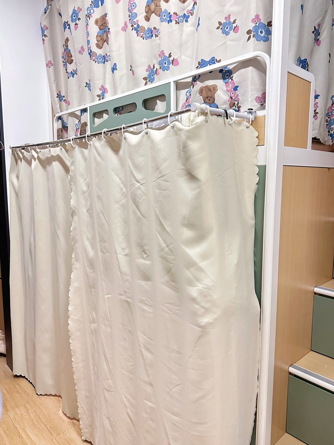 购物车已经塞满宿舍必备好物?对完十几条坏物避雷帖、多地高校的床帘禁令和老生推荐帖,我把购物车拆成了两批