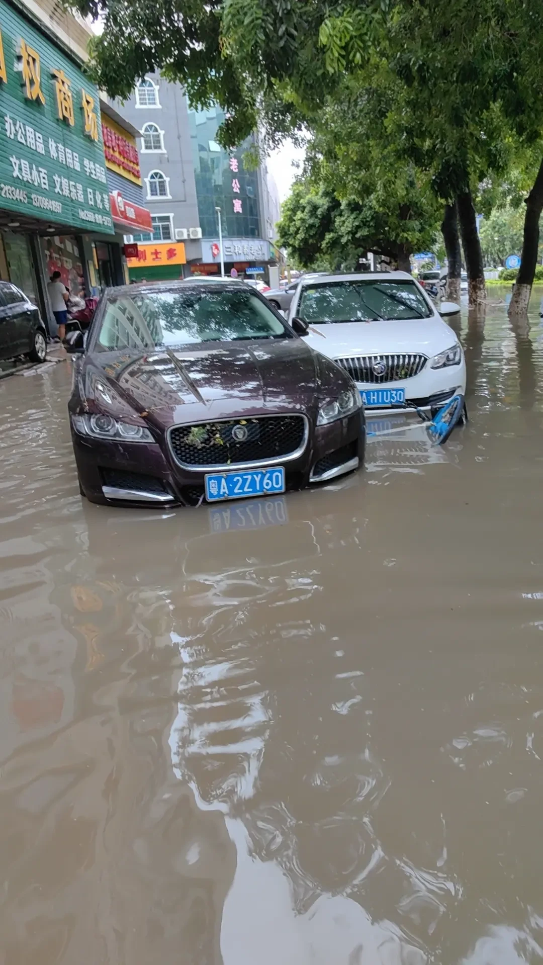 昆明200多万的迈巴赫泡水只赔80万:对完车损险的赔付公式和两份判例,差出来的钱藏在保单这3个数字里