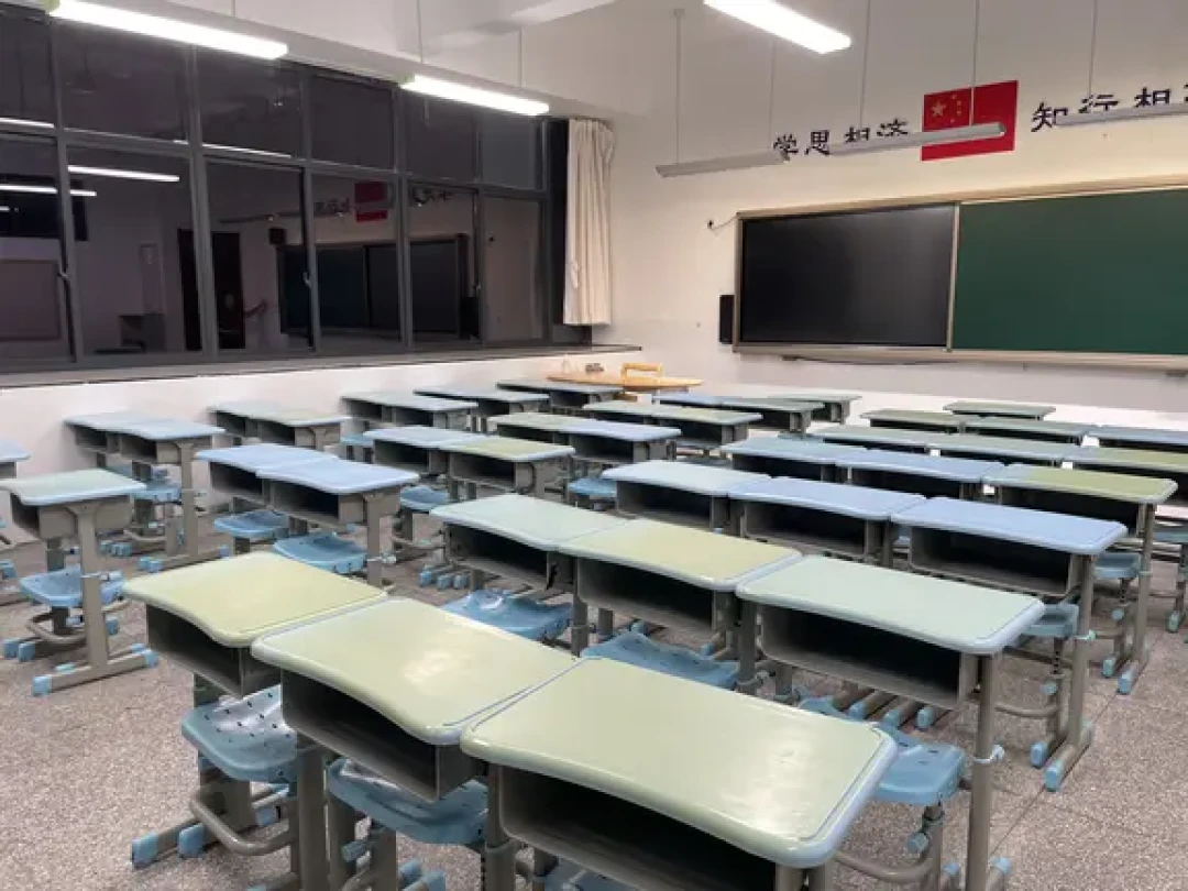 开学打扫教室的接龙又在班级群里开始了:自己去,还是凑钱请人?翻完4年热搜和保洁报价,我把这笔账算给你看