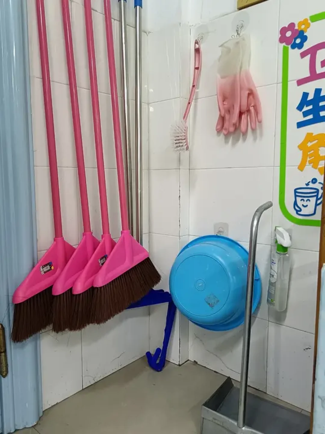 开学打扫教室的接龙又在班级群里开始了:自己去,还是凑钱请人?翻完4年热搜和保洁报价,我把这笔账算给你看