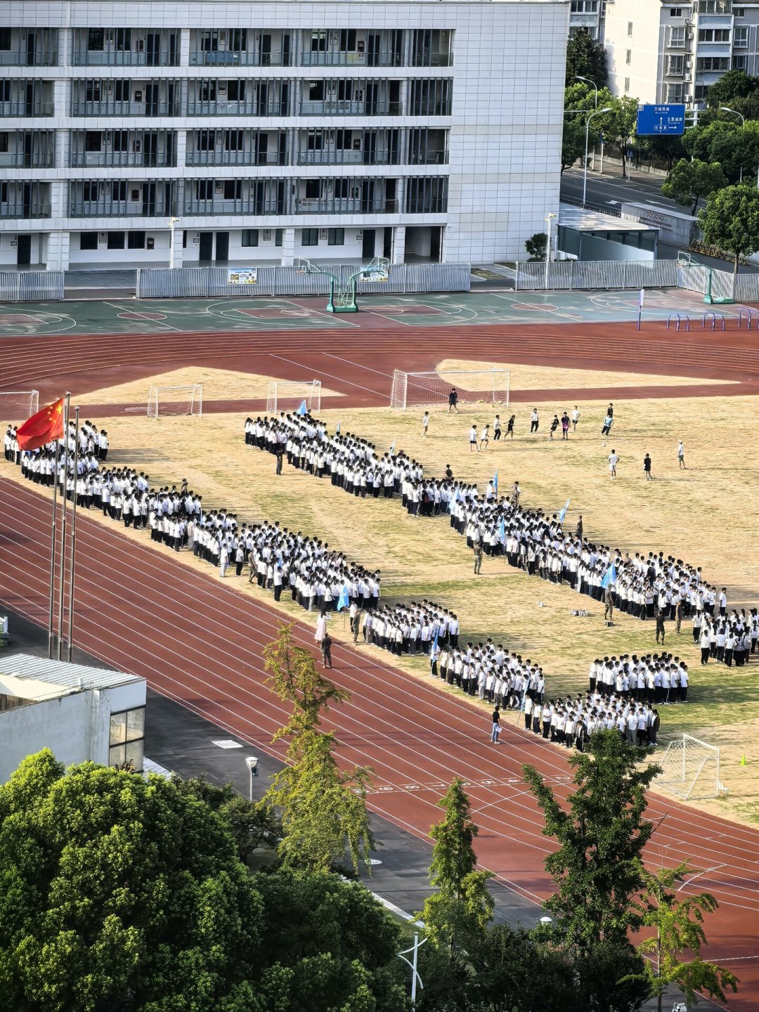 珀莱雅盾护从90元涨到169元还被疯抢:我把三个平台的军训防晒帖对完了,谁是广告谁是真口碑、14天该买多少ml,一次讲清