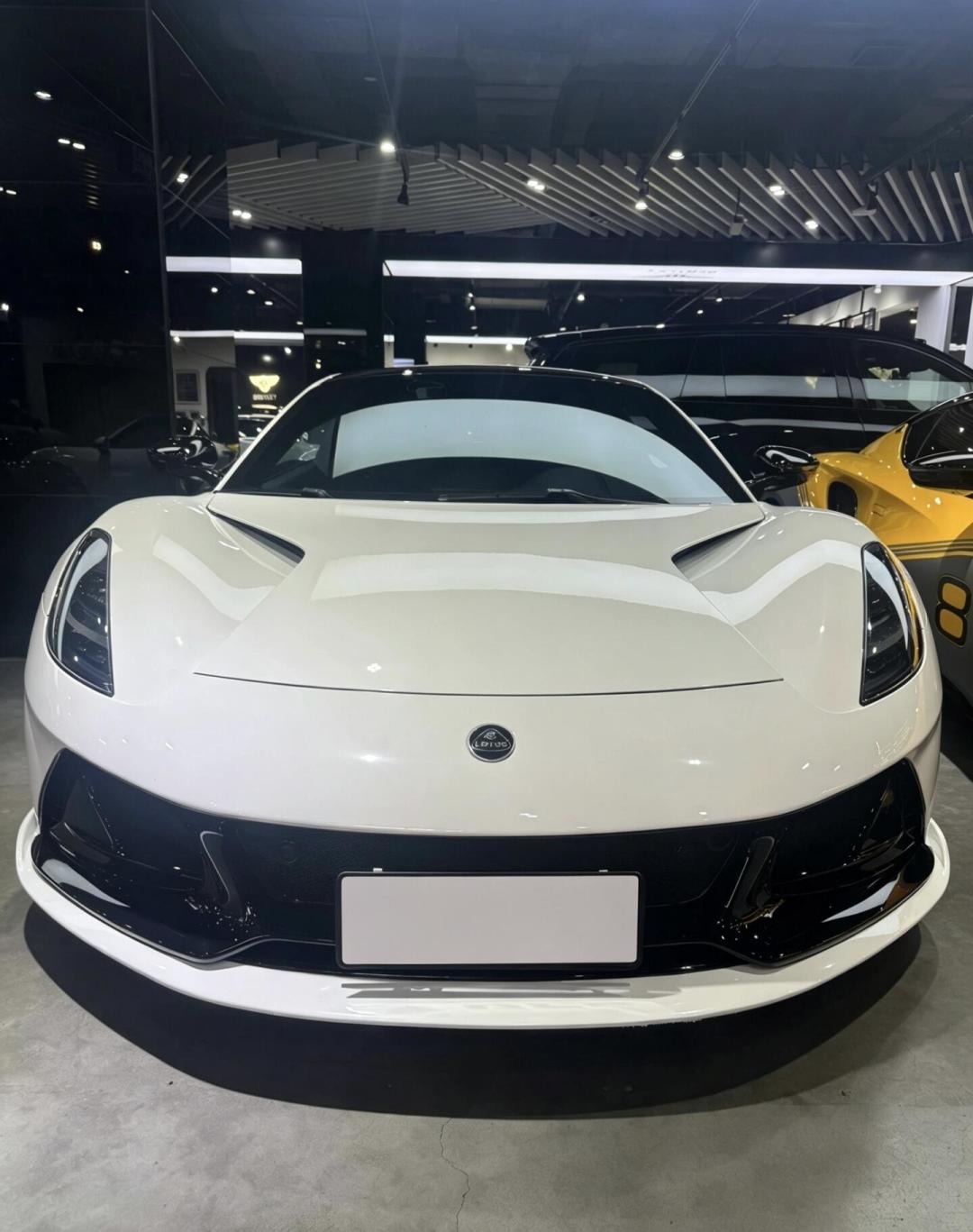 二手718跌到22.8万,新Emira 420 Sport月底上市或摸到百万:中置跑车4倍价差差在哪