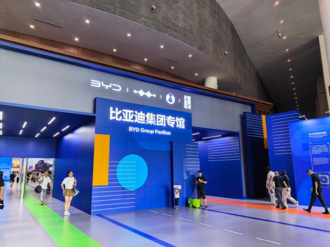 仰望没带新车来成都车展,但它展示的更重要:百万级的技术正装进25万的车