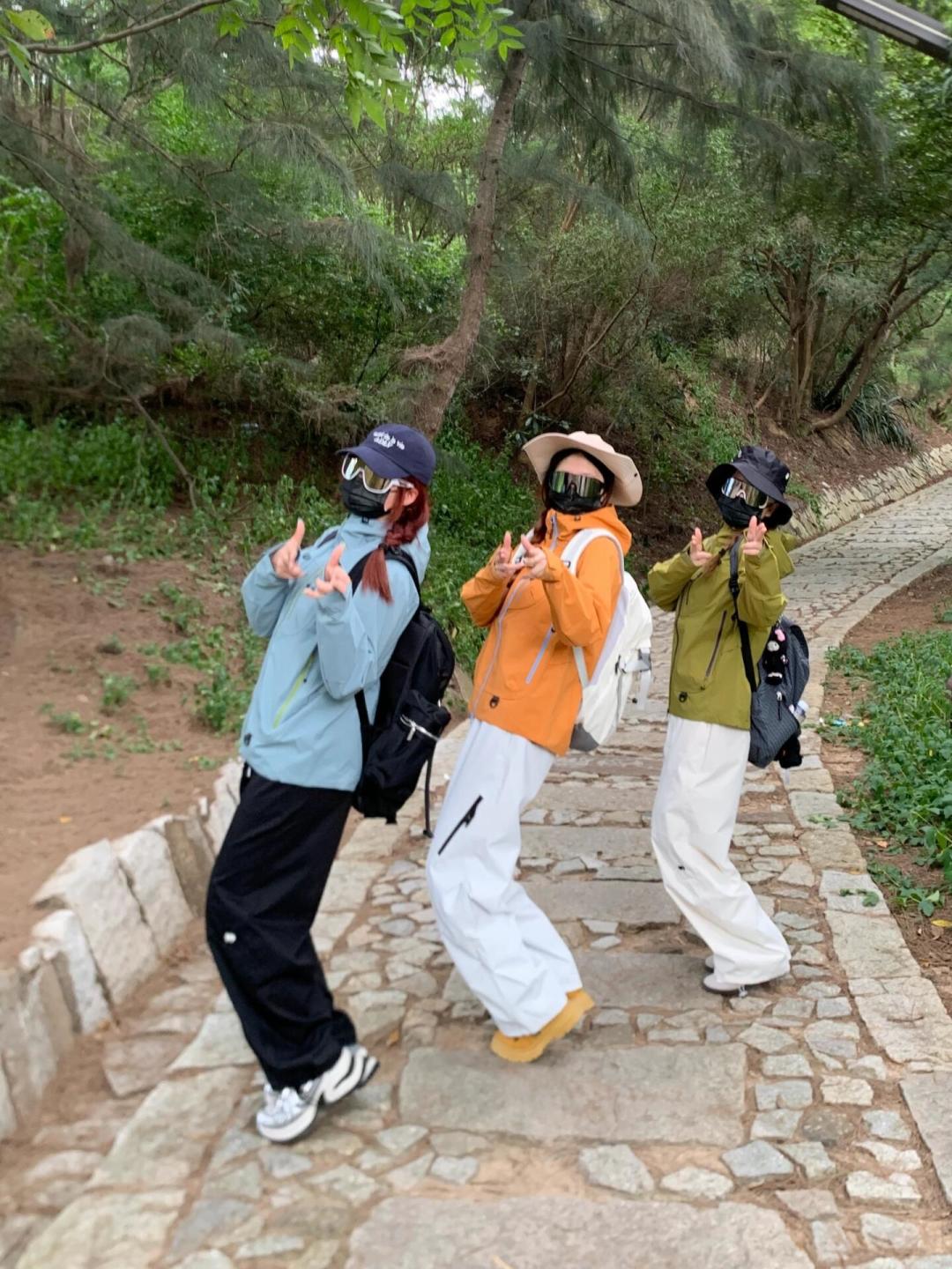 #冲锋衣显命苦#吵了快一年没结论:问题不在衣服,是你把登山款穿进了地铁