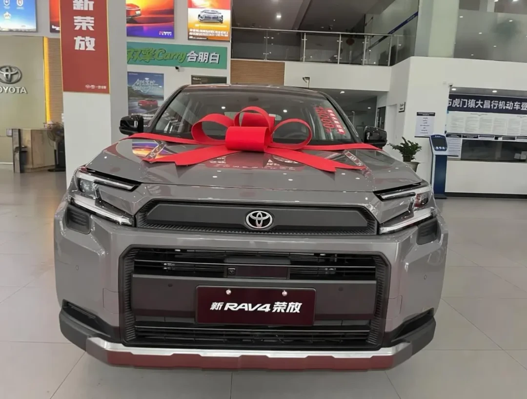 同一台六代RAV4:日本21万要等一年,美国约26万,国内13.62万起——全球卖得最好的SUV,为什么偏偏在中国最便宜