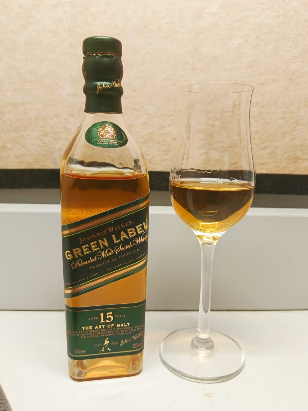尊尼获加200ml小酒版刷屏B站:几十块一瓶的黑牌,算完毫升单价才知道划算给谁
