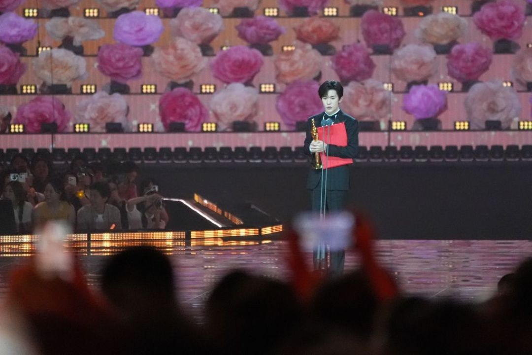 周冬雨那句“演傻子容易得奖”老话被说中了？翻了奥斯卡和华语影帝影后获奖名单，发现只有一半是真的