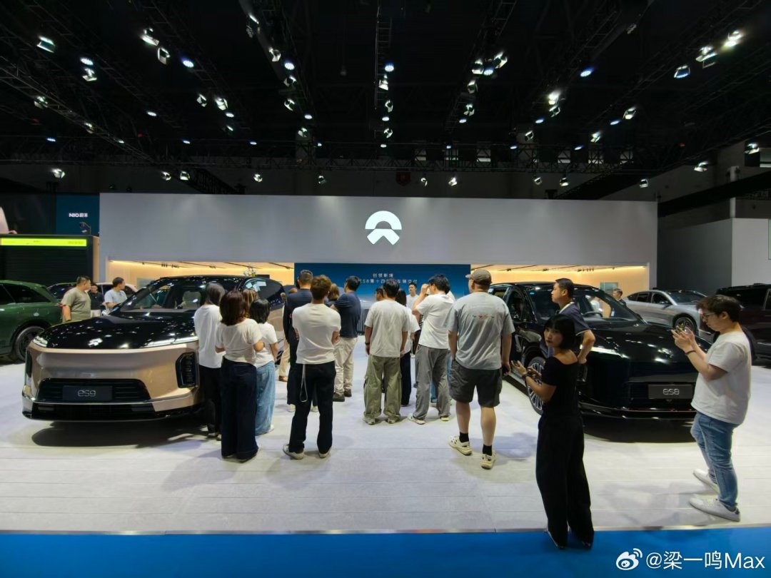 2026成都车展蔚来展台现场，ES8第14万台交付仪式背景板前围满观众