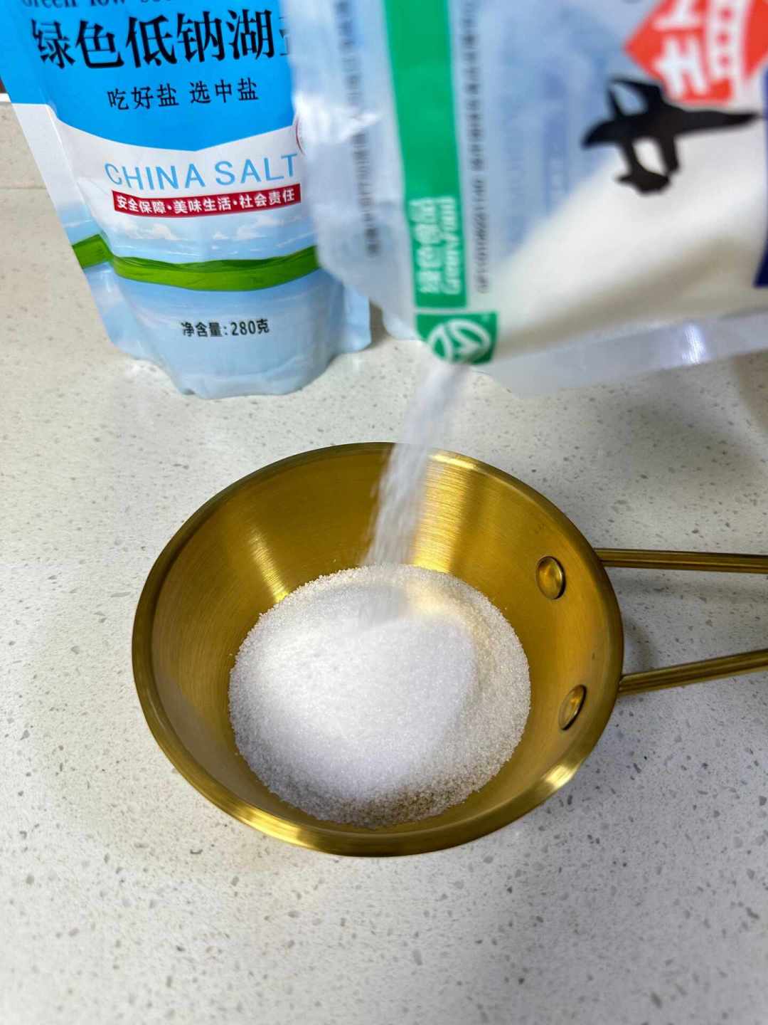 盐是被严重忽视的“催肥调味品”:吃得最咸的人平均体重多约16斤,减盐的钱该怎么花