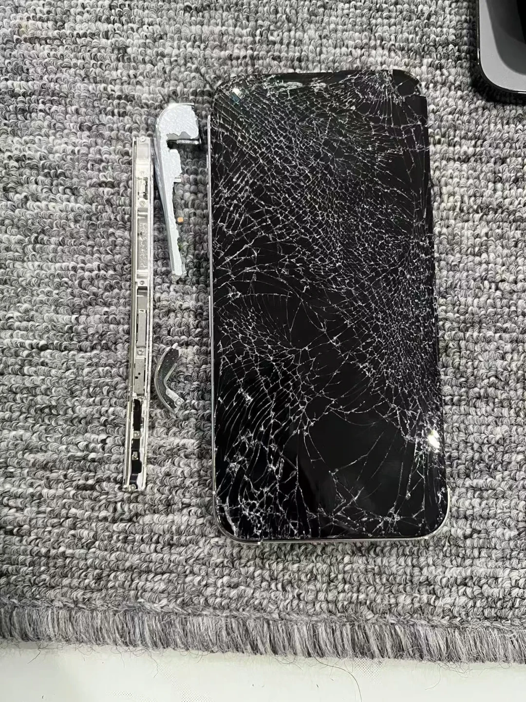 两台开不了机的旧手机卖了308元:拆开一台旧手机,才看懂暴涨的回收价到底藏在哪