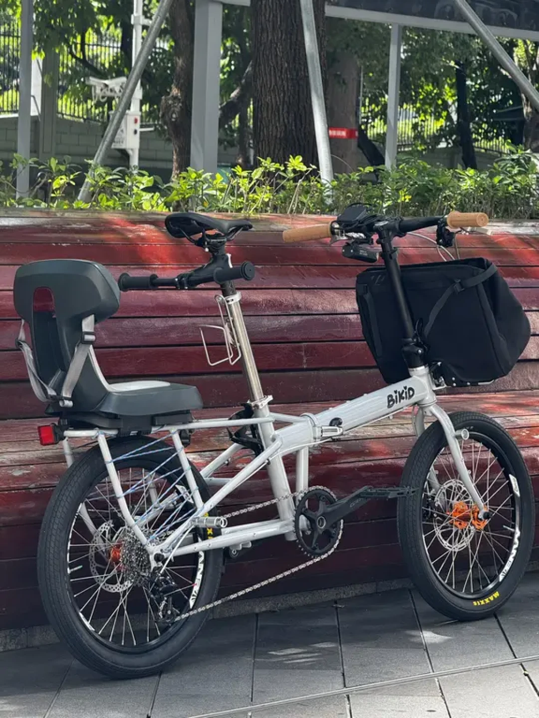 开学前想把折叠车改成“遛娃车”?我翻完全网装车案例和座椅标准乱象,算清了三条路线和这份避坑清单