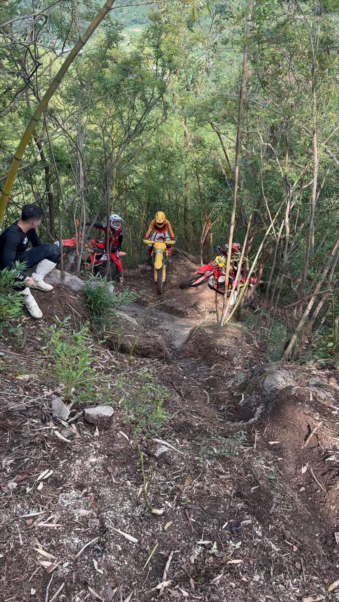 千年古道被碾、村干部被冲卡带倒:杭州这场野骑之后,林道越野没有“零成本”时代了