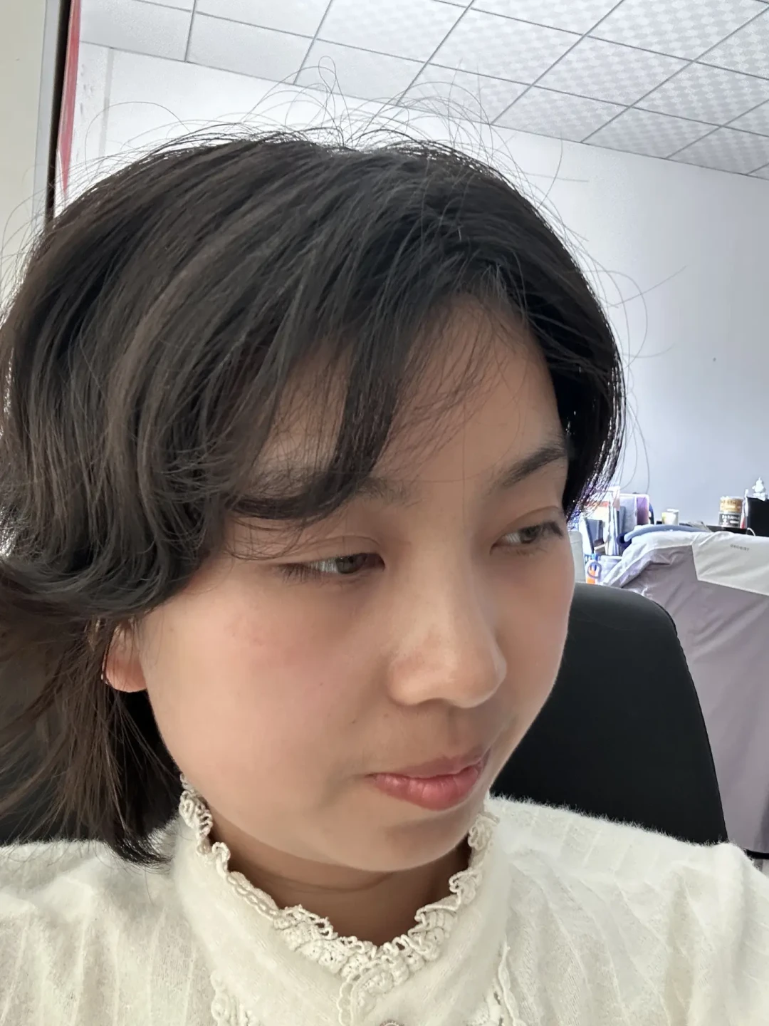 一个月不染就冒出白头发?翻了几十条遮白发帖,把6种“买时间”的办法从便宜到贵排了一遍