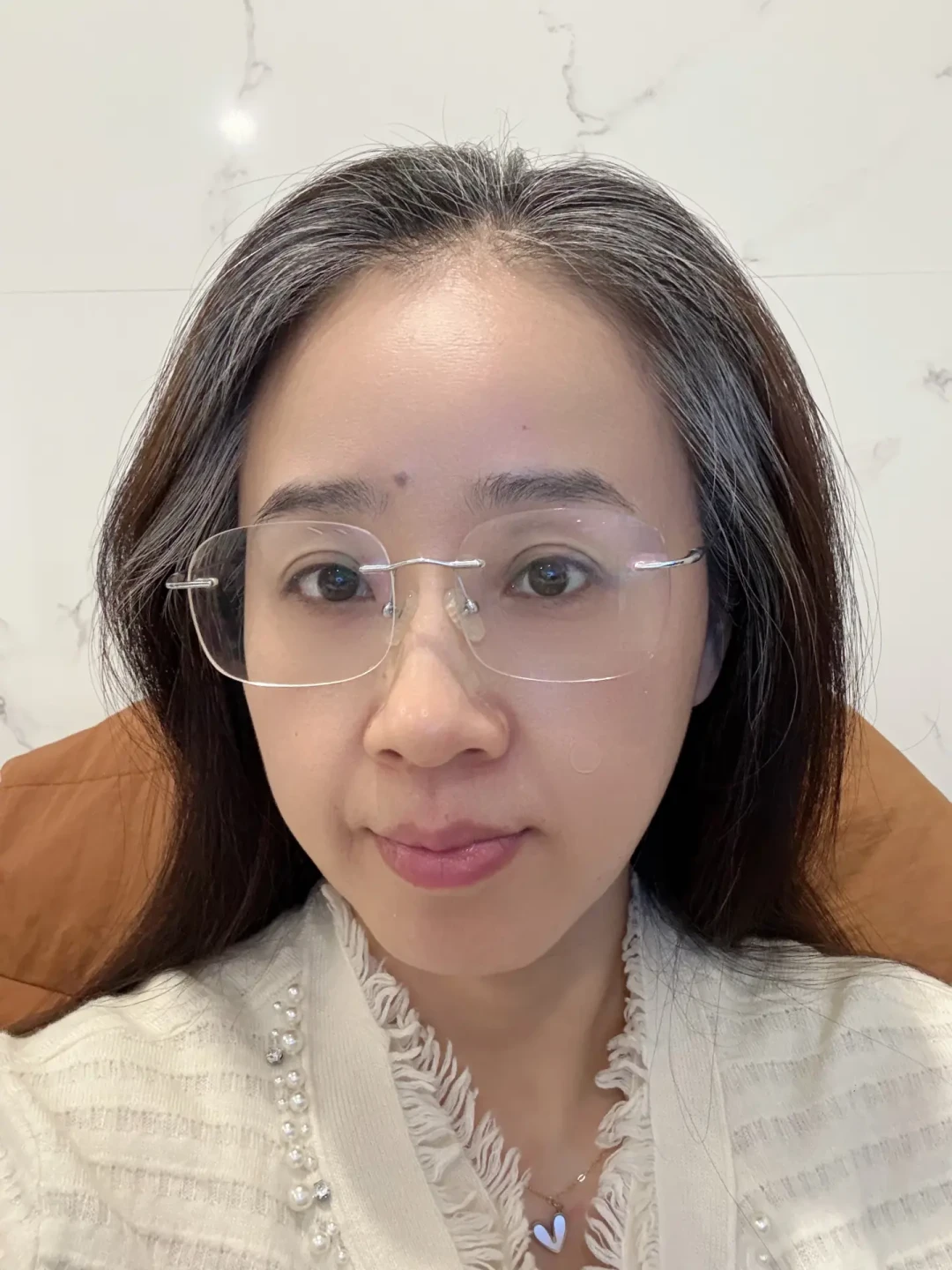 一个月不染就冒出白头发?翻了几十条遮白发帖,把6种“买时间”的办法从便宜到贵排了一遍