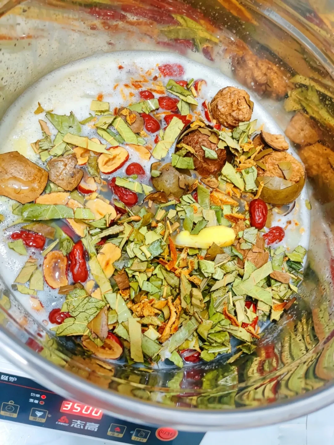 同为秋梨膏,有的配料第一位是梨,有的连前三都进不了:核对全网90多篇内容,我把配料四查法、不能喝名单和成本账整理出来了