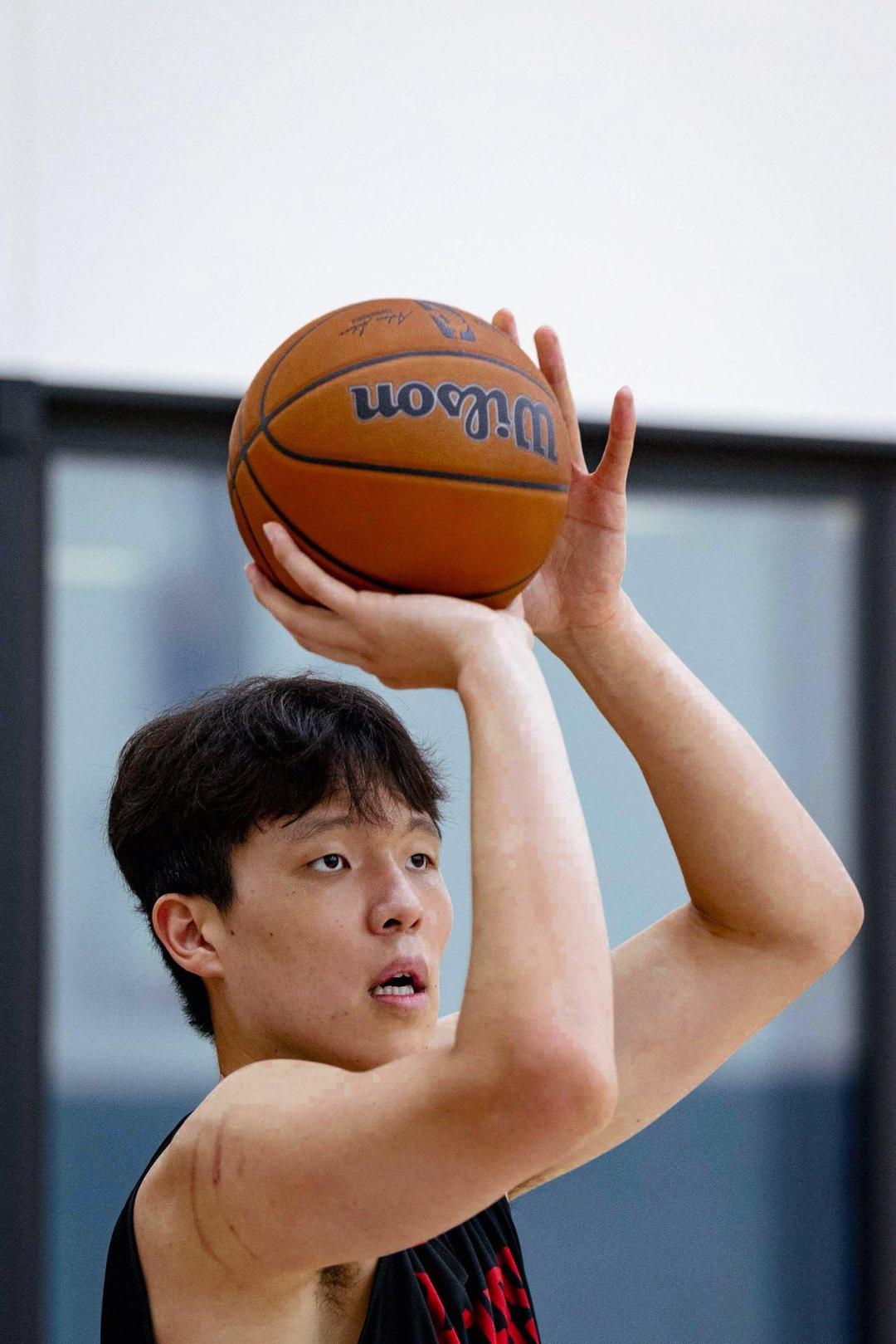「如果王治郅晚生几年」又吵起来了:104条评论分成五派,逐条对完时间线,