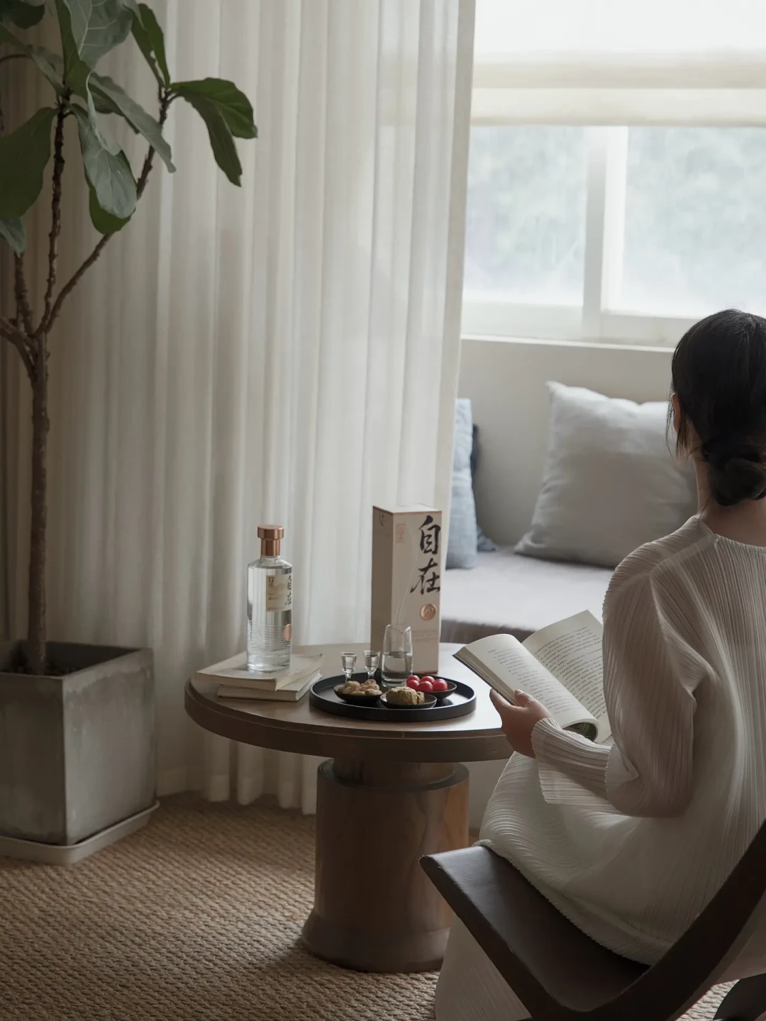 舍得把年轻人的“酒桌真心话”打上成都大屏：刷屏是真的，中报的难也是真的，它赌的不是销量是“出场资格”