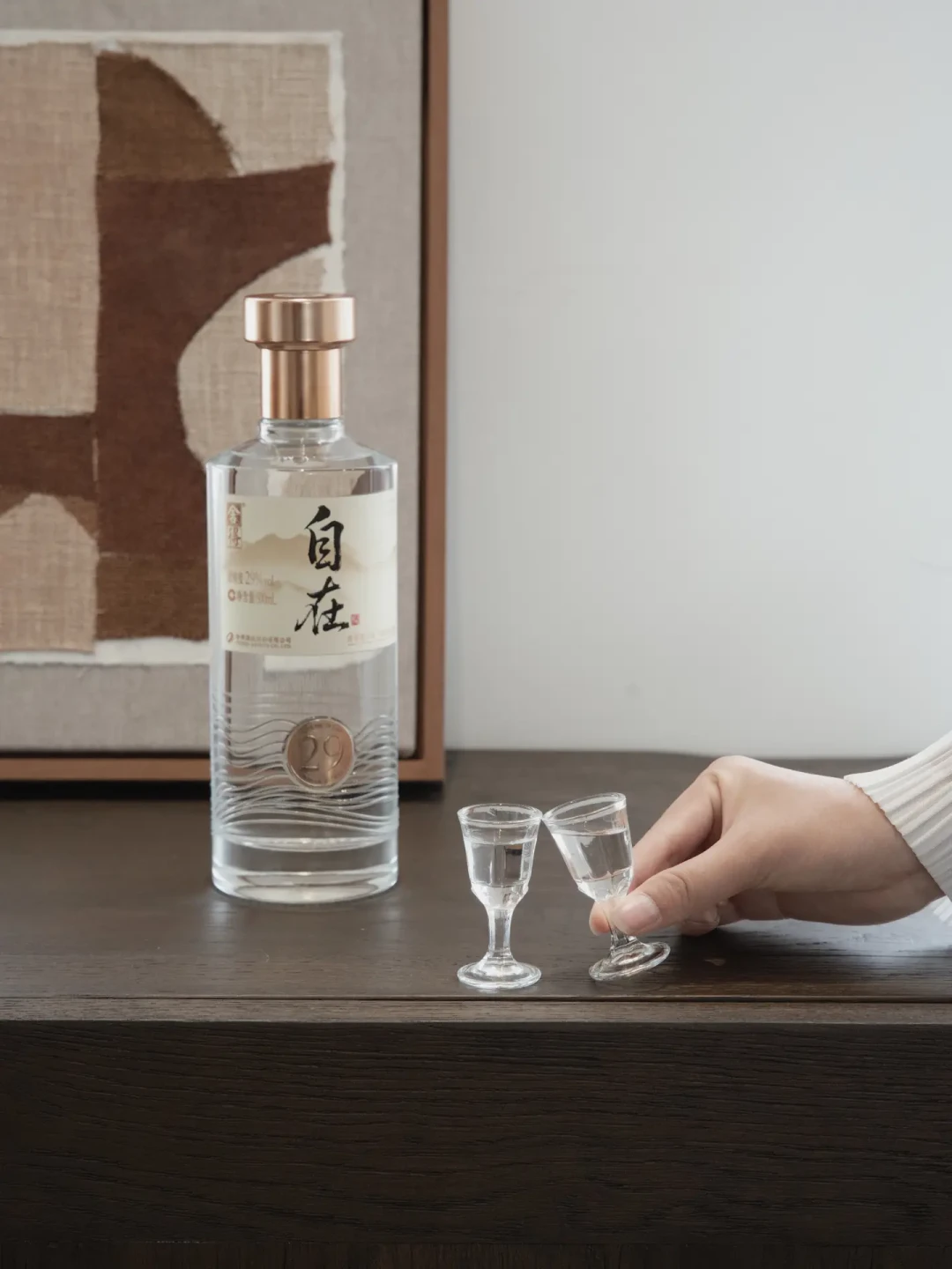 舍得把年轻人的“酒桌真心话”打上成都大屏：刷屏是真的，中报的难也是真的，它赌的不是销量是“出场资格”