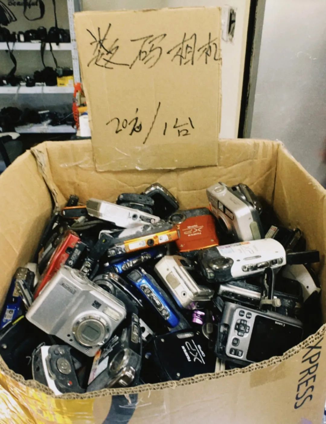炒到均价1860元的CCD,开始降价了:佳能G12从5500跌到4200元,抄底前先看这三个信号