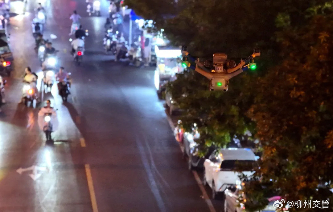 柳州开出全国首张“炸街”罚单1600元：摩托骑手的红线，从“分贝超不超标”变成了“扰没扰民”