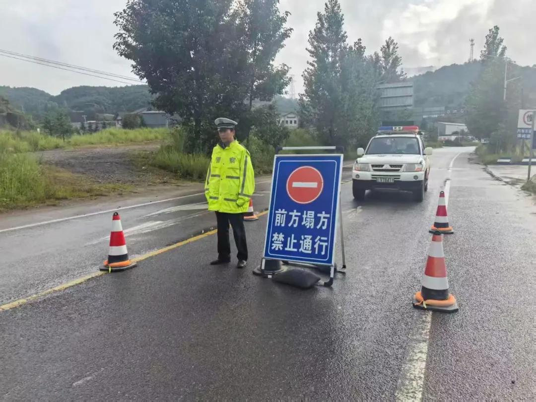 50天塌了5次,次次通报都让“从高速绕行”:汛期遇上塌方封路,等还是退,先把这三笔账算清楚