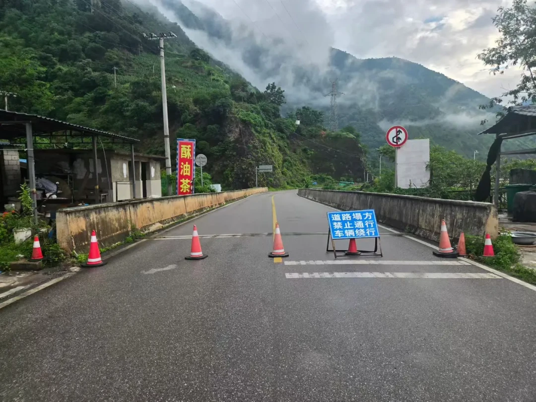 50天塌了5次,次次通报都让“从高速绕行”:汛期遇上塌方封路,等还是退,先把这三笔账算清楚