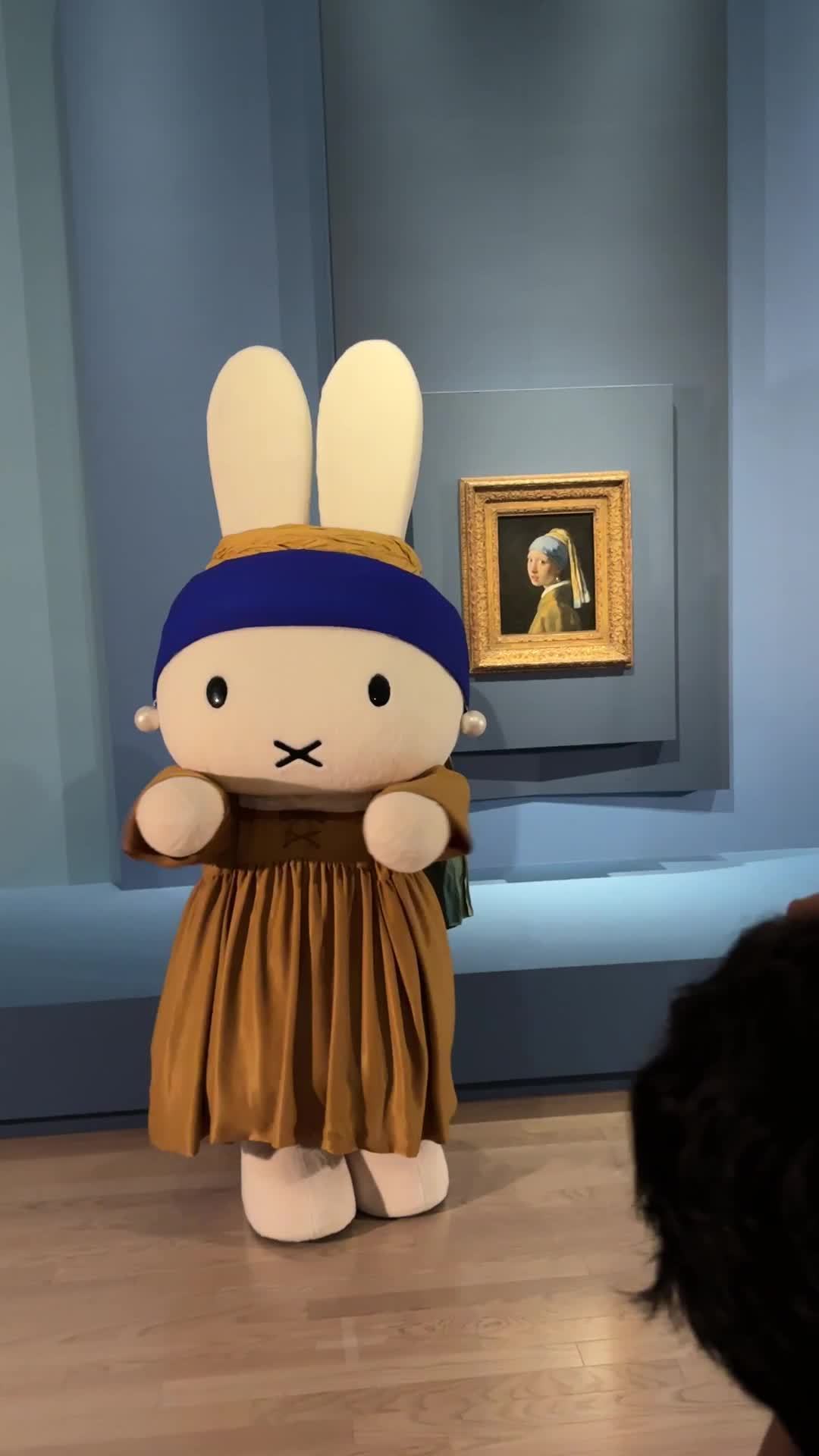 芙莉莲走进维米尔特展：门票靠抽选、周边开幕即售罄，这趟大阪朝圣值不值得去