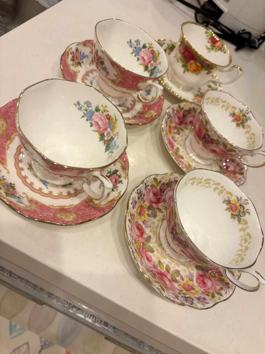 官方新品50英镑,中古店100块一套:淘皇家阿尔伯特“老镇玫瑰”,先回答这三个问题