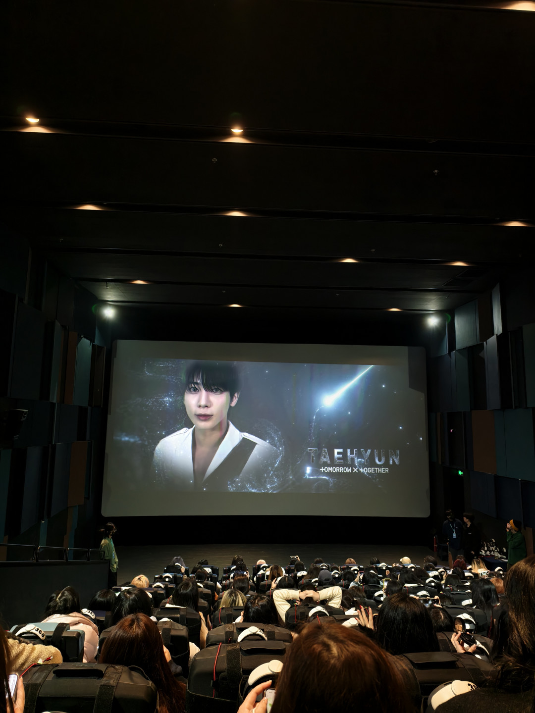 黄明昊VR演唱会今日首映,188元看偶像“贴脸跳舞”:翻完全网首日repo,替犹豫的人算了这笔账