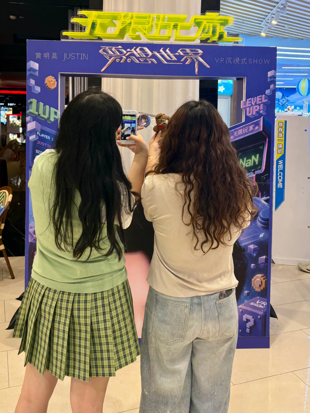 黄明昊VR演唱会今日首映,188元看偶像“贴脸跳舞”:翻完全网首日repo,替犹豫的人算了这笔账
