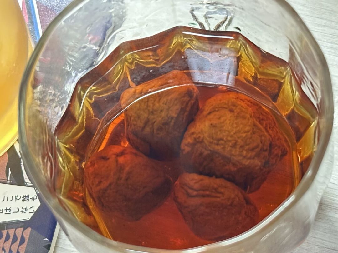 因为宋雨琦买了金宾,纯饮一股汽油味?先别倒,这瓶酒的正确打开方式本来就不是纯饮