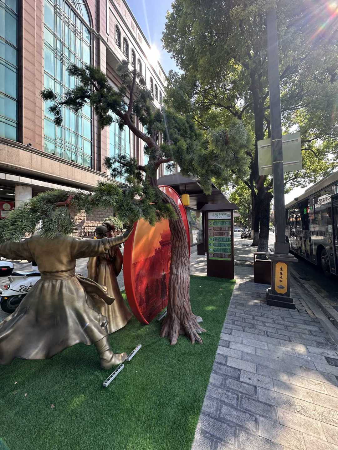 襄阳街头立起郭靖黄蓉雕像:这趟“朝圣”,看完真相再决定值不值得去