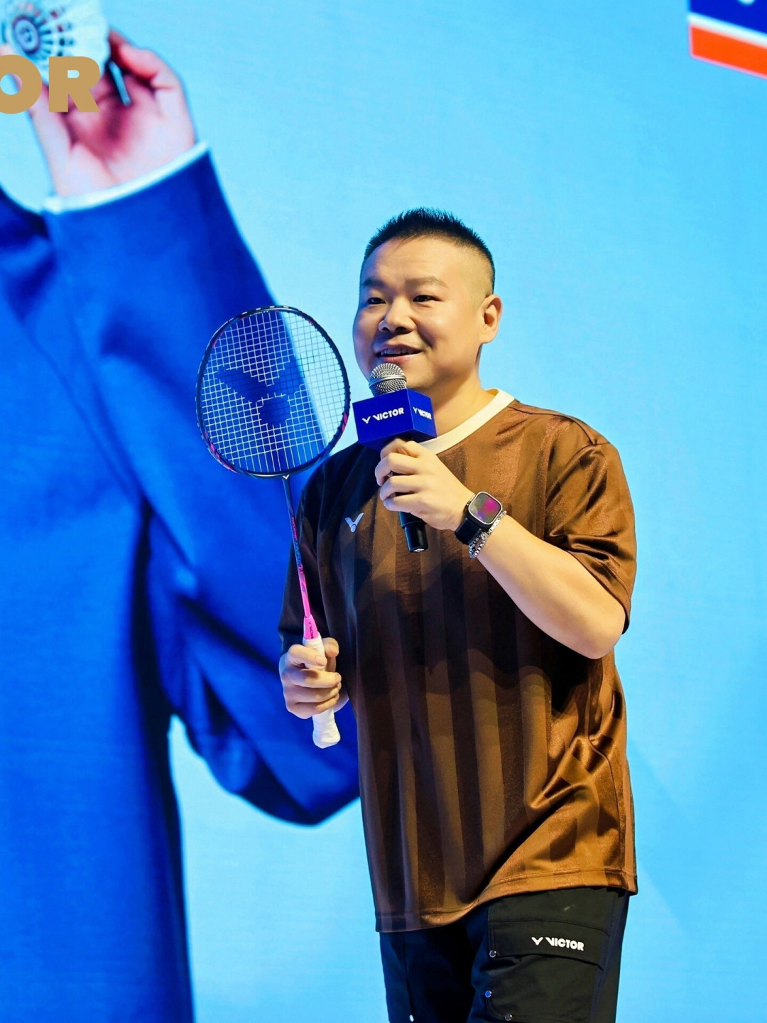 岳云鹏和郑思维搭档双打,他羽毛球到底什么水平?羽球圈从0级吵到3级