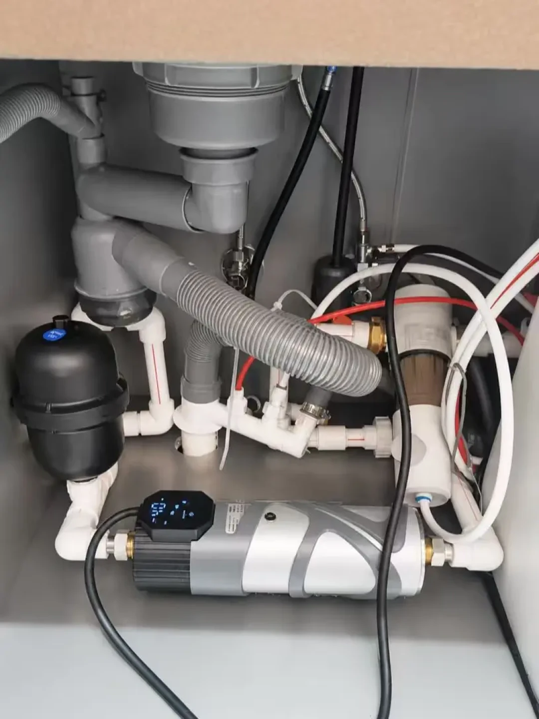全屋净水装完出水慢得像滴漏?格兰富增压泵要不要装、装在哪、怎么选,这篇一次说清