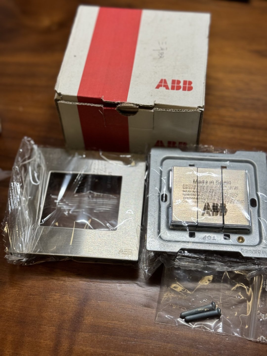 五孔盖板全网只剩一家?翻完ABB全系面板,我搞懂进口溢价适合谁、不适合谁