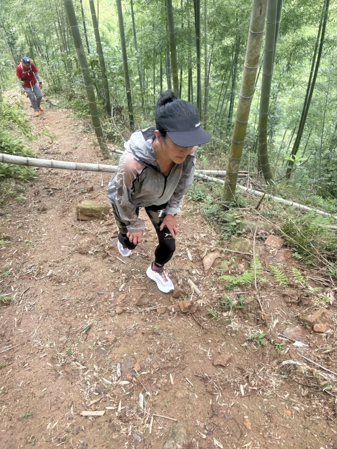 萨洛蒙、HOKA、Nike都在把越野跑鞋改成徒步鞋:秋天进山前,先把高帮低帮这笔账算清楚