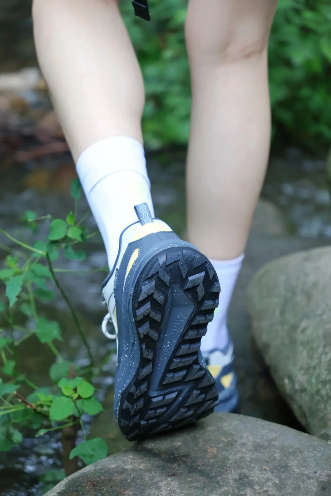 萨洛蒙、HOKA、Nike都在把越野跑鞋改成徒步鞋:秋天进山前,先把高帮低帮这笔账算清楚