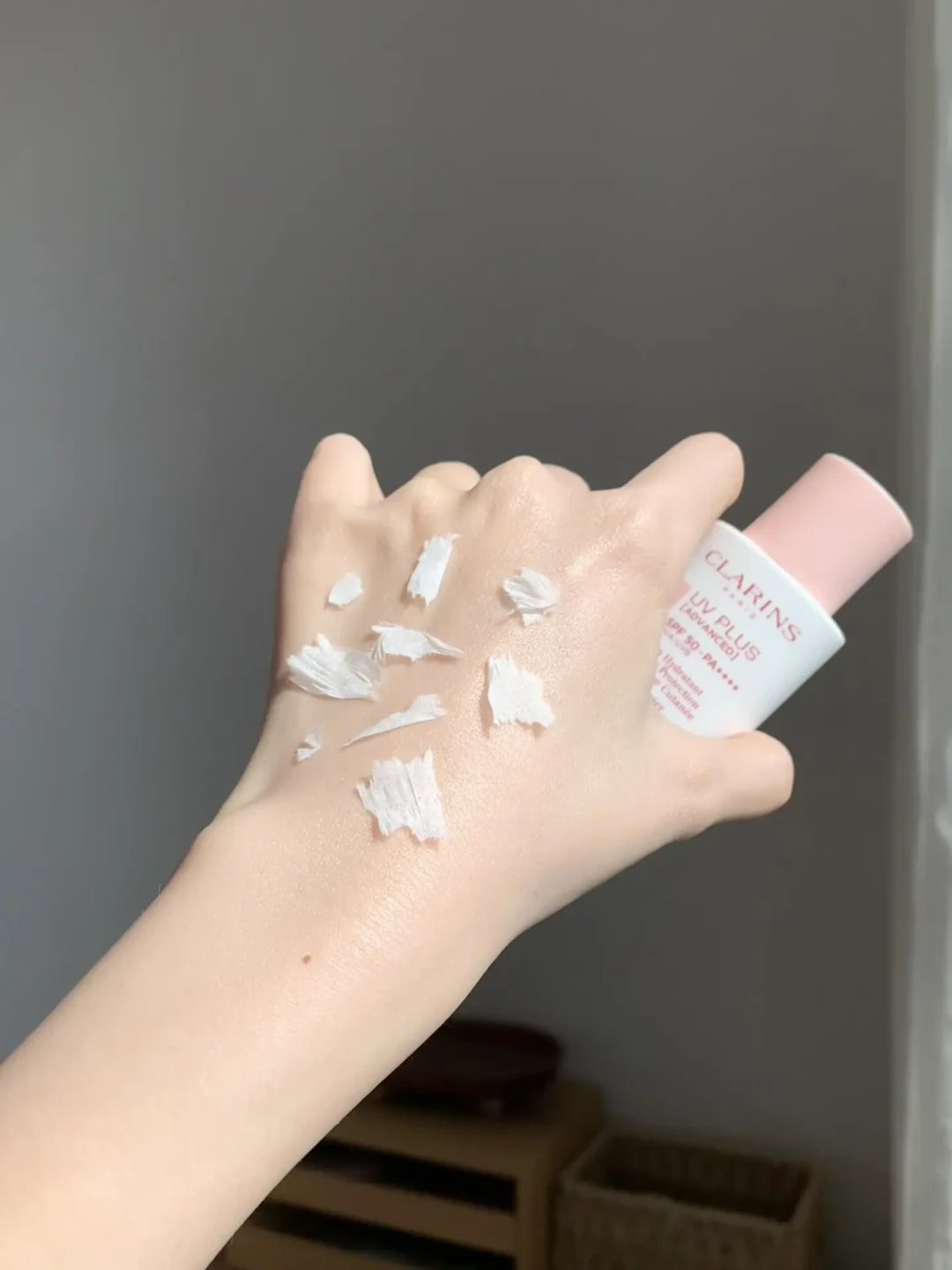 敏感肌买防晒别再问物理还是化学：成分表上这3处，才决定你会不会烂脸