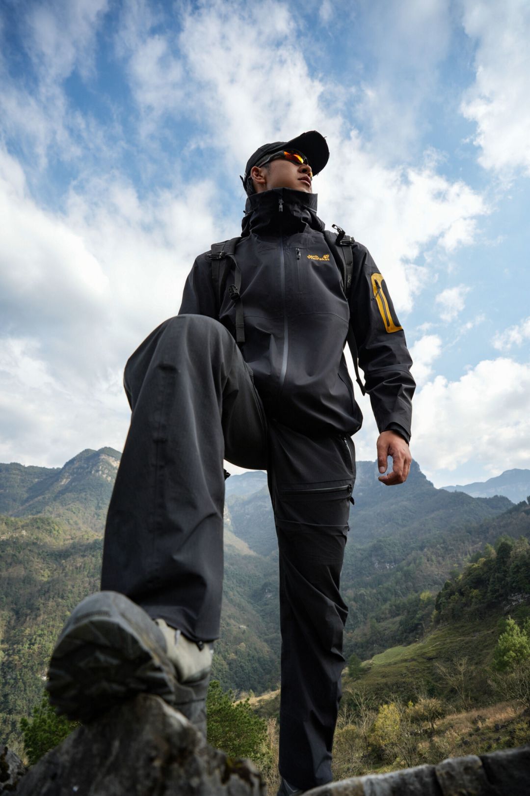 狼爪冲锋衣没有一件GORE-TEX,全是自研TEXAPORE:把国标等级、深圳消委会16款实测和3000元差价对了一遍