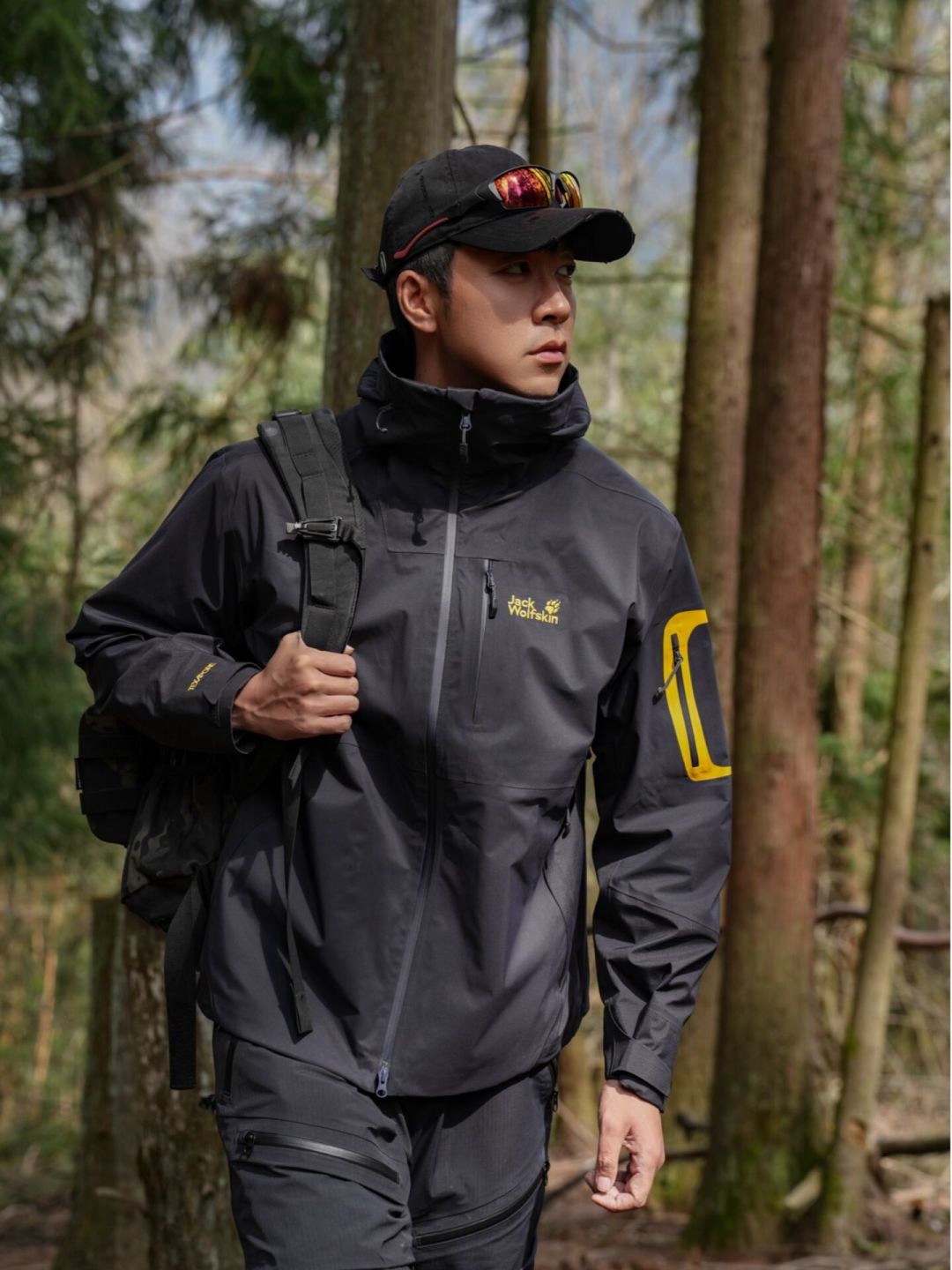 狼爪冲锋衣没有一件GORE-TEX,全是自研TEXAPORE:把国标等级、深圳消委会16款实测和3000元差价对了一遍
