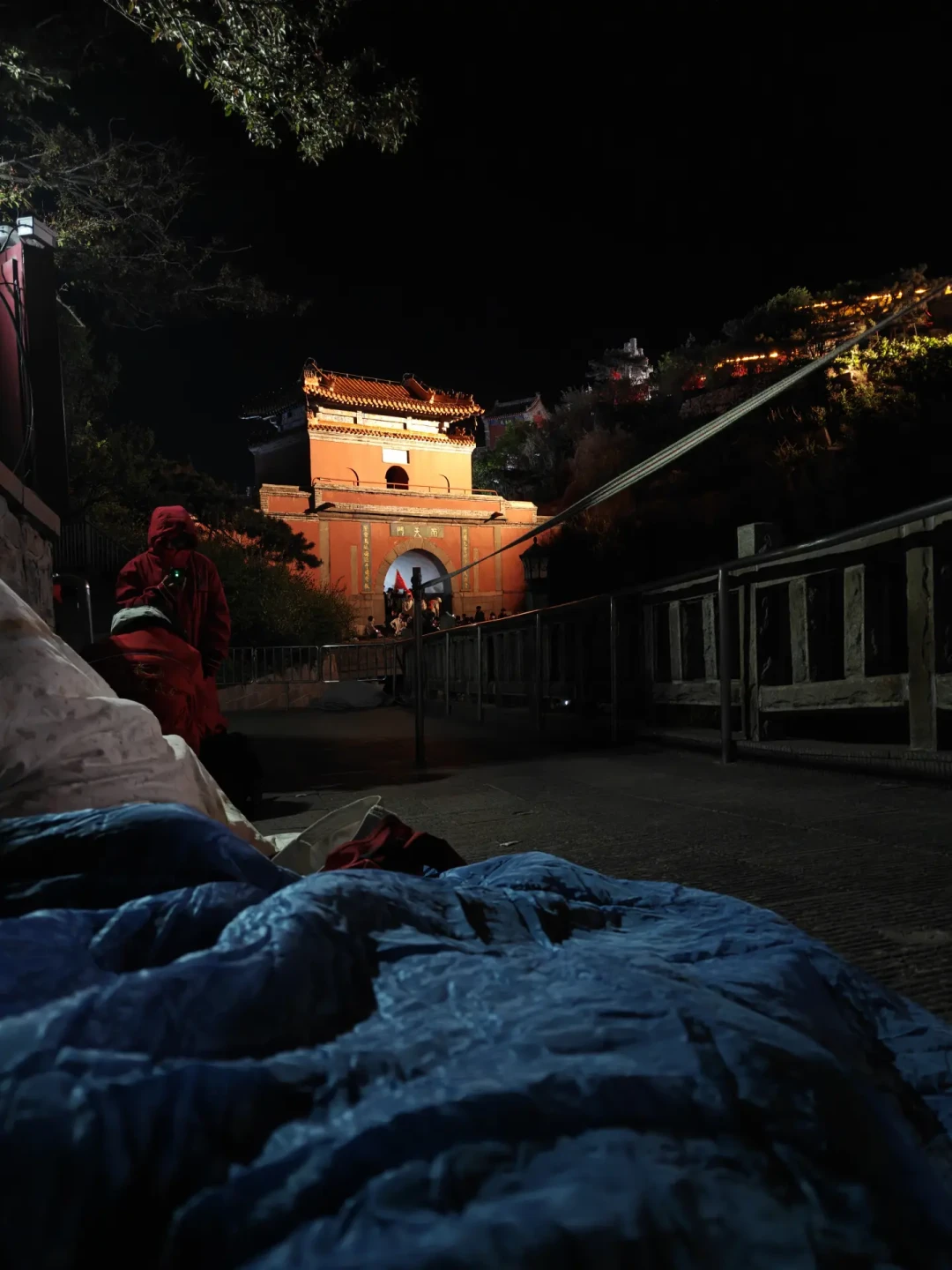 近150人夜爬封山7年的东灵山被央视点名:这周末出发看日出前,先把山分成三档