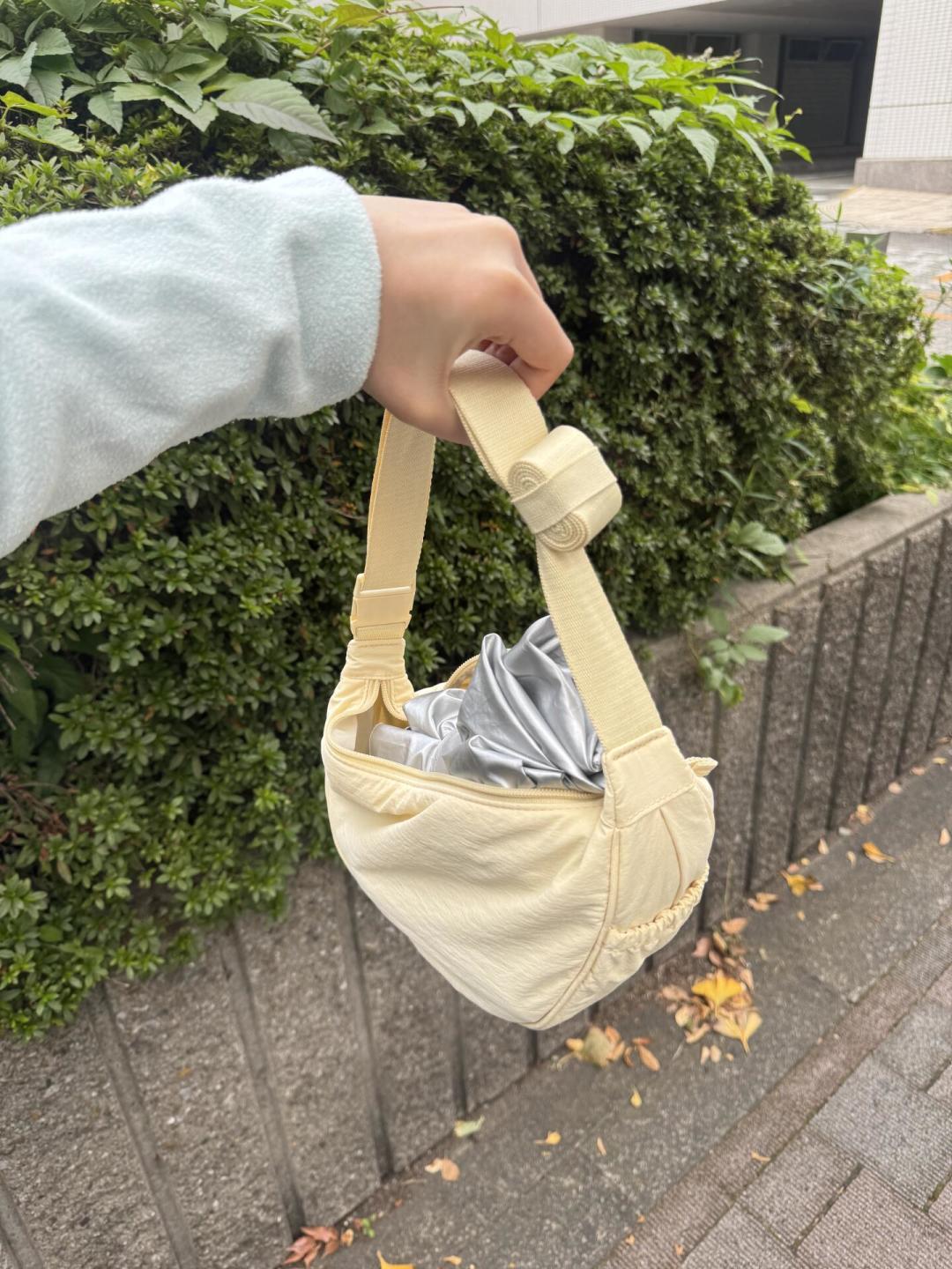 优衣库饺子包,有人99买,有人35拿下:9月五折前,先把“等、买、换平替”三笔账算清