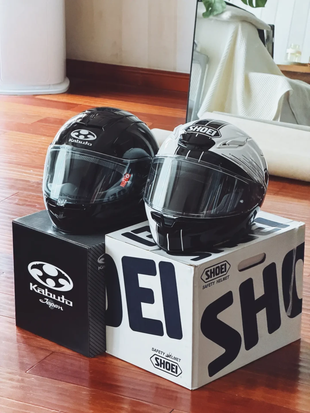 还在拿 SHOEI Z-8 对标 Arai RX-7X?翻完全网12条真实对比,大多数人一开始就比错了档次