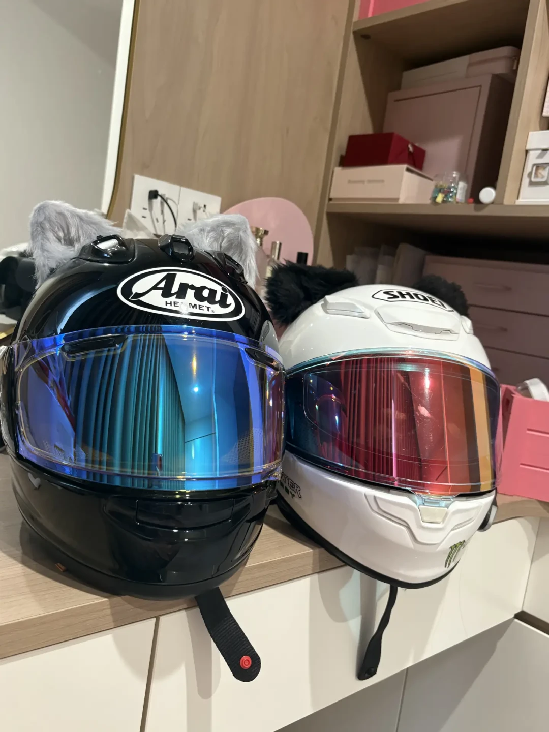 还在拿 SHOEI Z-8 对标 Arai RX-7X?翻完全网12条真实对比,大多数人一开始就比错了档次