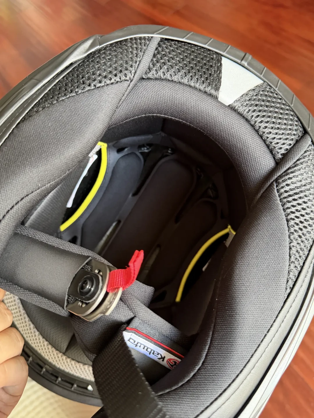 还在拿 SHOEI Z-8 对标 Arai RX-7X?翻完全网12条真实对比,大多数人一开始就比错了档次